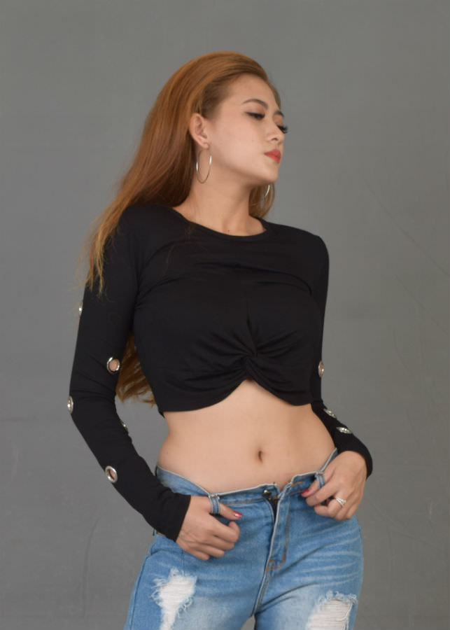 Áo Thun Nữ Croptop Tay Dài Đục Lỗ Xoắn Bụng - Đen