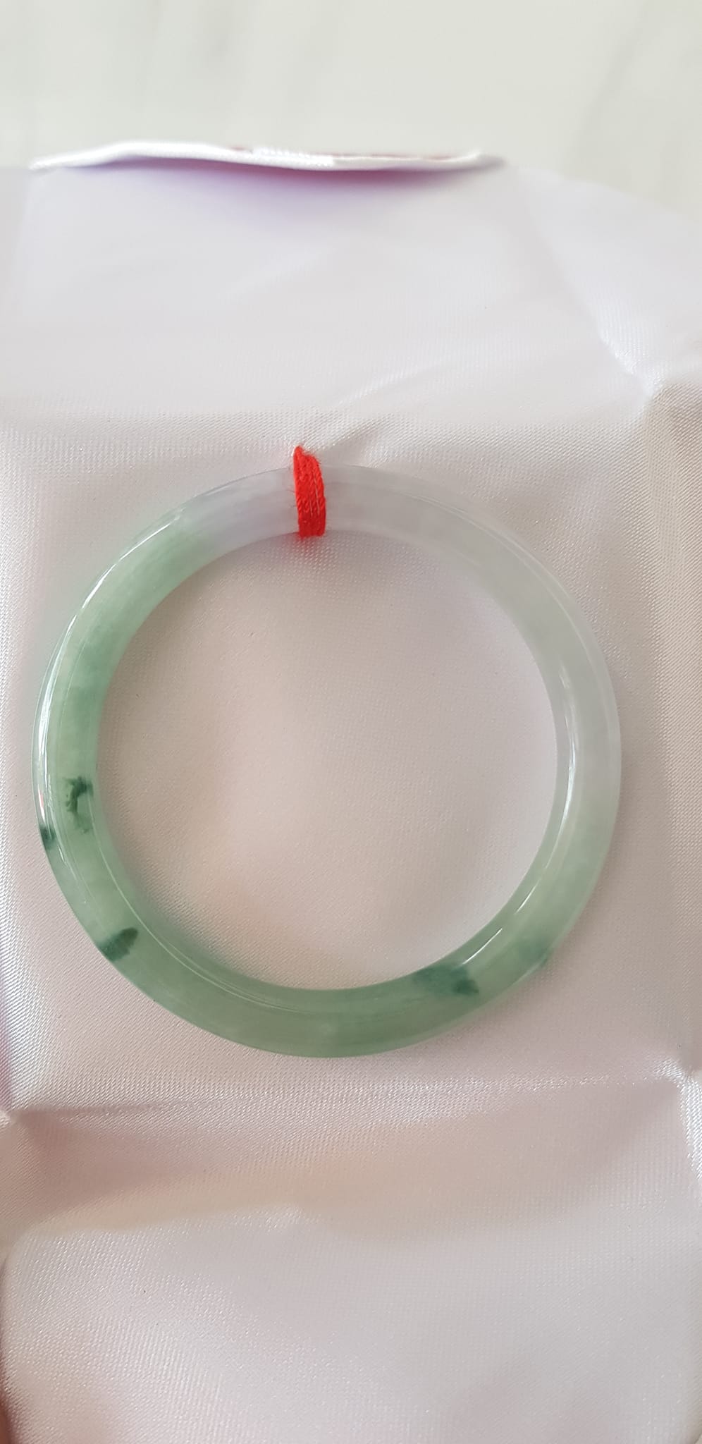 Vòng Cẩm Thạch tự nhiên A Sịn Đẹp 49mm x cọng 7mm Màu trắng bóng xanh rêu đẹp lạ sang vân đậm bóng ánh xíu tím nhẹ rất là đẹp sang Nữ 47kg - 51kg đeo đẹp ạ