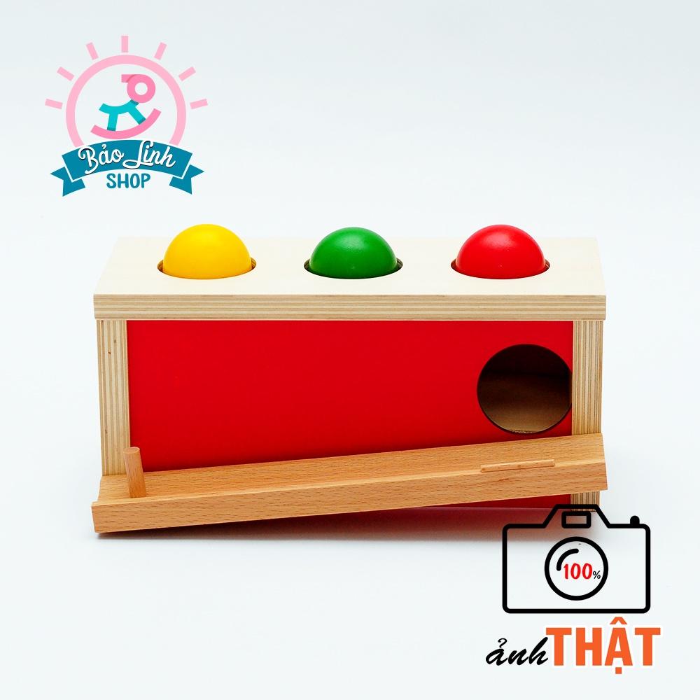 Hộp ấn bóng - Giáo cụ Montessori cho bé 9-12 tháng - Rèn luyện lực bàn tay, ngón tay - Phối hợp tay và mắt