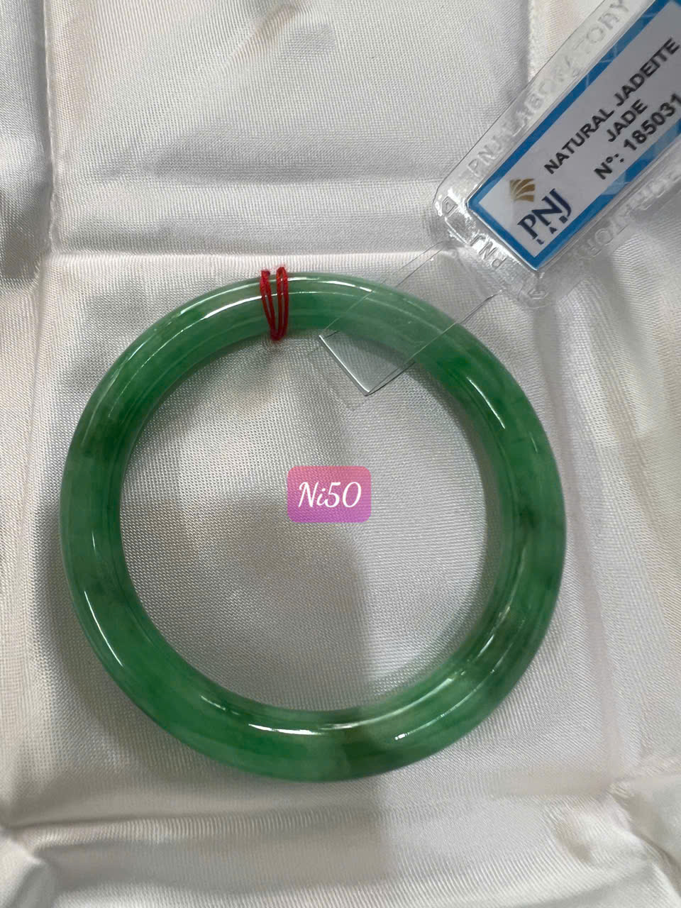 Vòng Cẩm Thạch Tự Nhiên Mới Sịn Đậu Lý Ni 50mm x chột 7,2mmm Vòng Kiểm Định P No 185031 Màu Xanh lý đều điểm vân trắng xanh đậm nhẹ bóng đều đẹp nữ 50kg - 54kg đeo sang tay món quà tặng chính mình tặng mẹ vợ ý nghĩa ạ