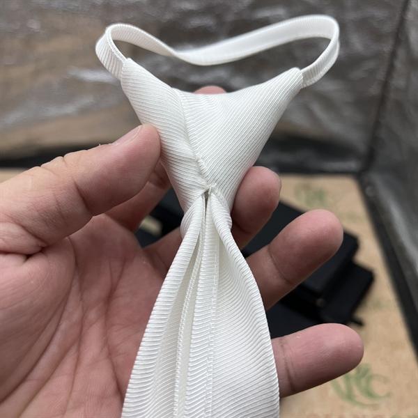 Cà vạt trắng nam màu trắng trơn kẻ tăm mẫu thắt sẵn dây rút mới t3/2024