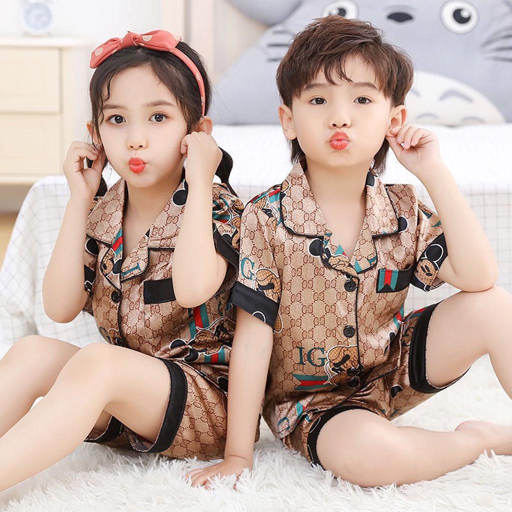 Bộ Pijama Cộc Tay In Họa Tiết Gu Xì Chất Lụa Cao Cấp Cho Bé Trai Và Bé Gái Từ 7 - 28kg - ROSY KIDS