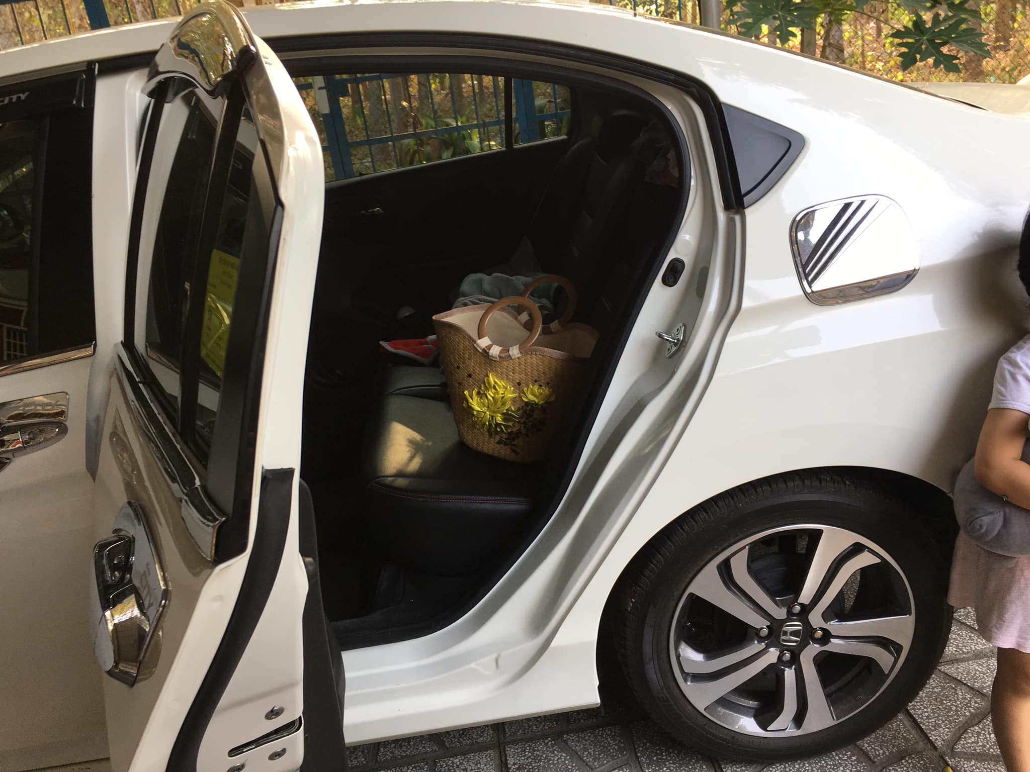 Túi đi biển-giỏ cỏ bàng, giỏ thêu tay trực tiếp- thêu ribbon tinh tế và hài hòa màu sắc. Code: PSL02