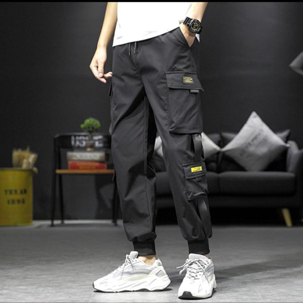 Quần Jogger LOGO vàng dài ống bo gấu - Chất Vải Kaki Kiểu Thể Thao UNISEX một Màu Đen. 02x