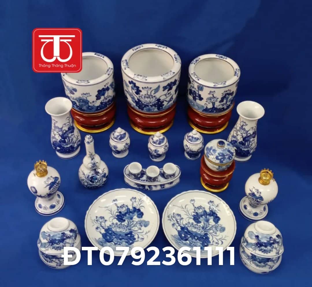 BỘ BÁT HƯƠNG VẼ SEN ( HAI BÁT 16+ MỘT BÁT 18 ) .ĐẾ GỖ SƠN SON THẾP VÀNG ( ĐẾ CAO 11CM)