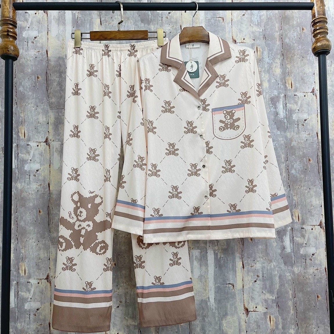 Đồ Bộ Nữ Lụa Xước In Hoạ Tiết Gấu Teddy, Vải Lụa Xước, Màu Vàng Nâu, Tay Dài, Freesize Dưới 57kg
