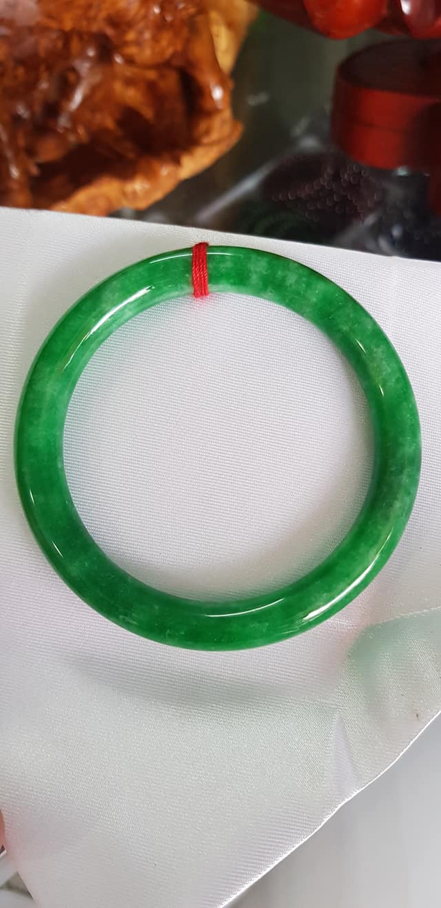 Vòng Tay Cẩm Thạch Đậu Lý B 61 Vòng size lớn 61mm x cọng 9mm Màu Xanh Đậm bông đậu lý rất là đẹp Nữ mệnh Thủy Mộc Hỏa tay to 72kg - 80kg đeo ạ
