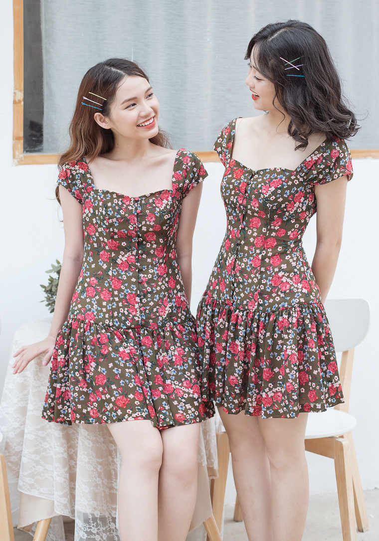 Đầm xanh rêu hoa hồng tùng bèo, cổ trước cong, thân cài nút bọc