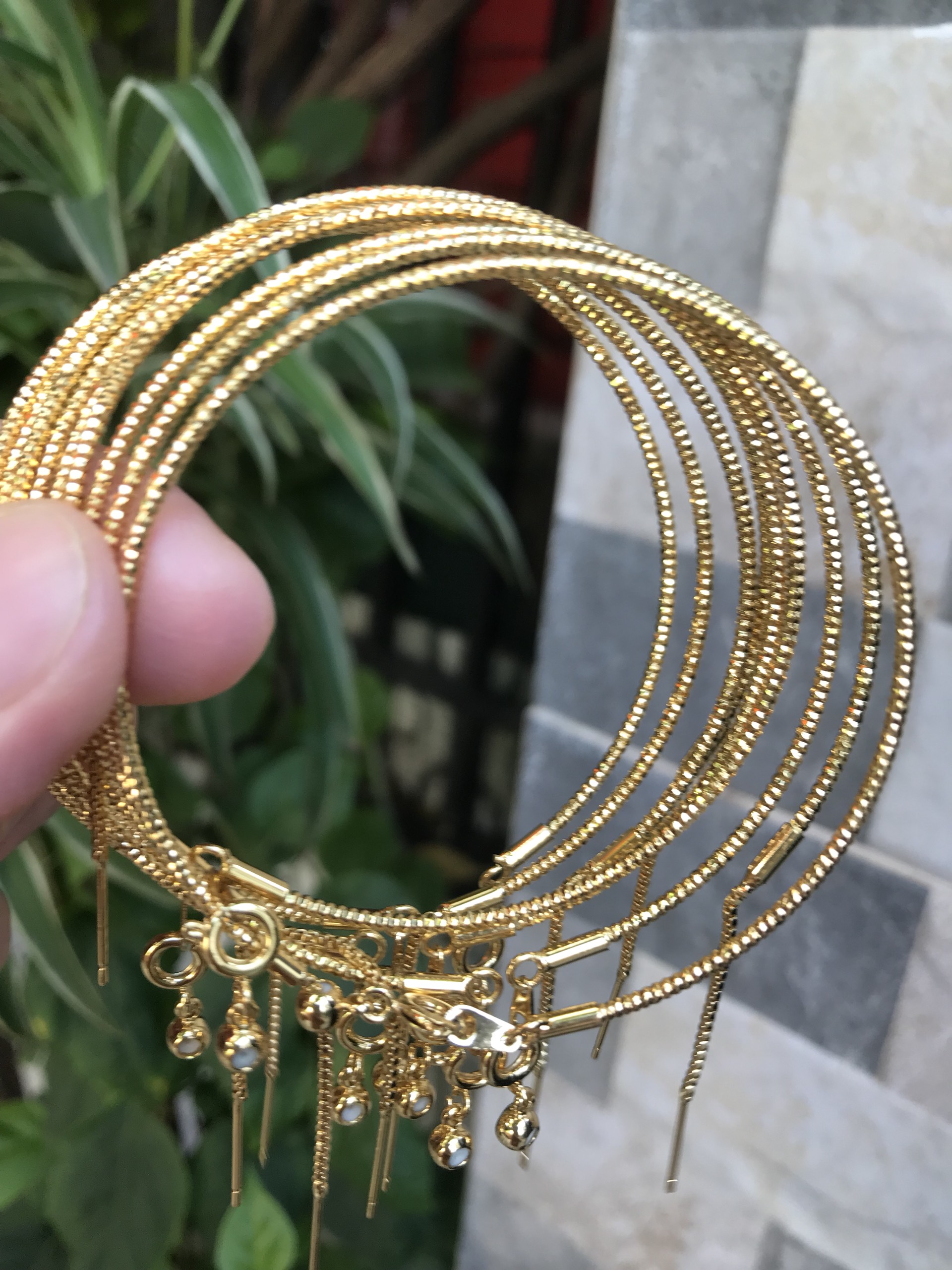 Vòng tay nữ mạ vàng các Chị về phối với hạt charm của mình đeo tay xinh lắm ạ