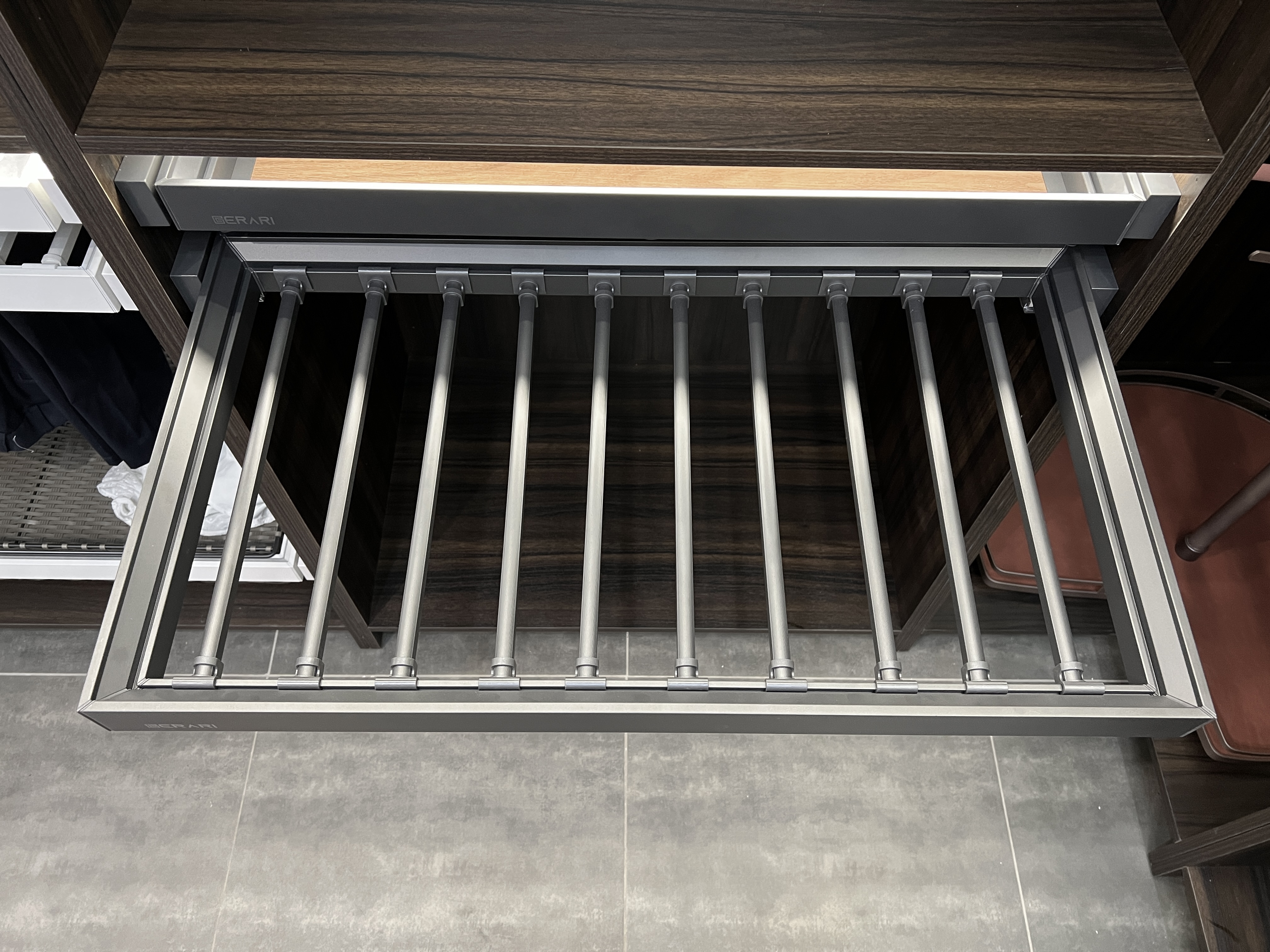 Phụ kiện của tủ áo (Giá vắt quần âu ray giảm chấn dòng mã GW002.800 thương hiệu Gerari)