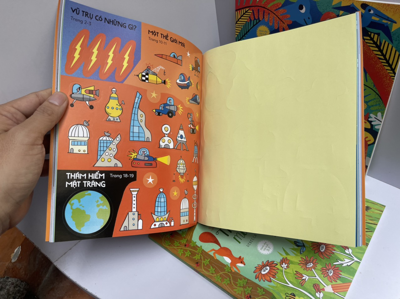 [combo 3 cuốn sách tương tác vừa học vừa chơi] THIÊN NHIÊN MUÔN MÀU – KHỦNG LONG KỲ THÚ – VŨ TRỤ DIỆU KỲ (kèm nhiều sticker dán, cho phép bé tô màu) – in màu toàn bộ - Nhã Nam