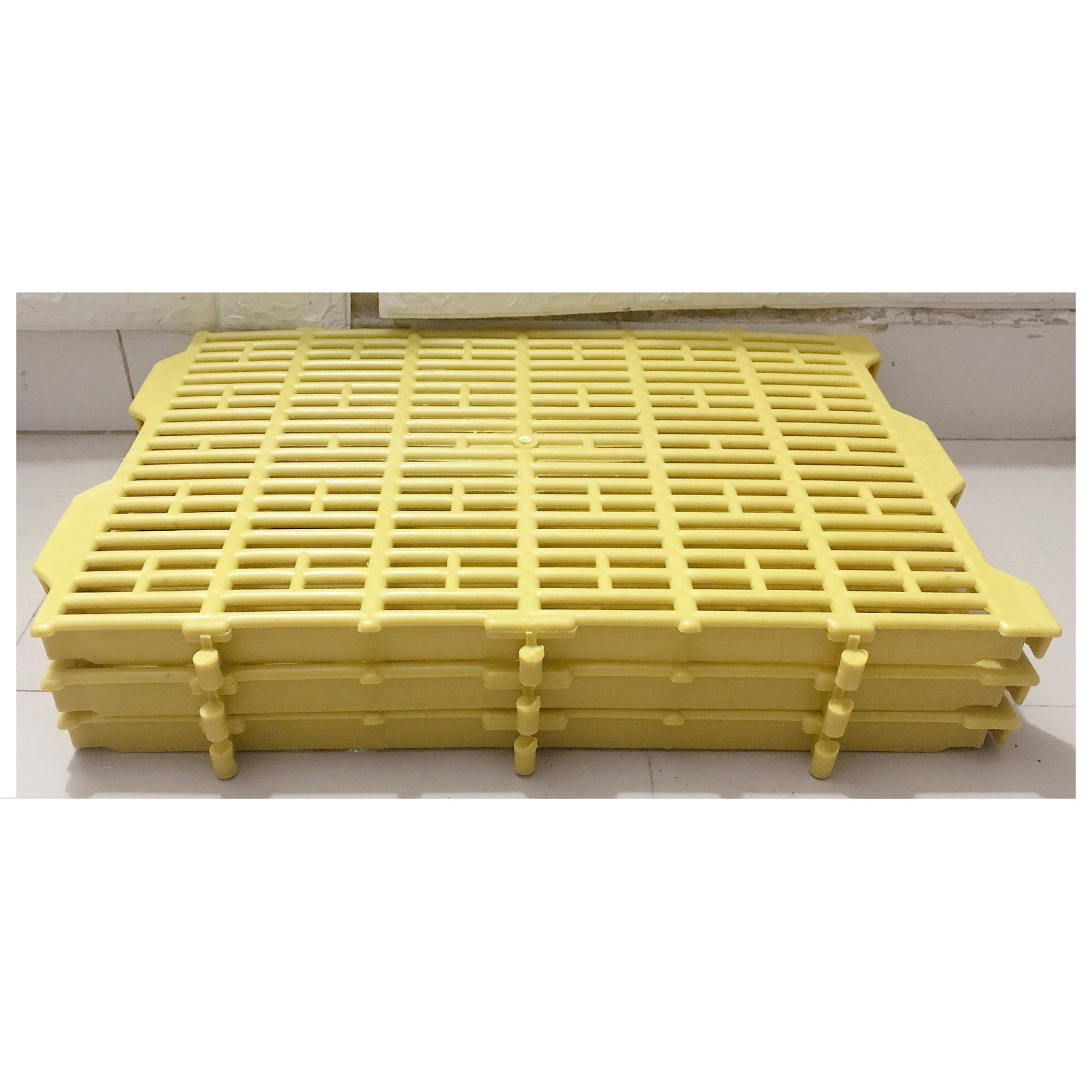 3 Tấm Nhựa Lót Sàn Chuồng Chó, Chuồng Heo, Mèo... Kích thước 40×55x3.5cm Có Thể Ghép Vào Nhau, Màu Vàng - Tấm nhựa lót sàn đa năng màu Vàng!