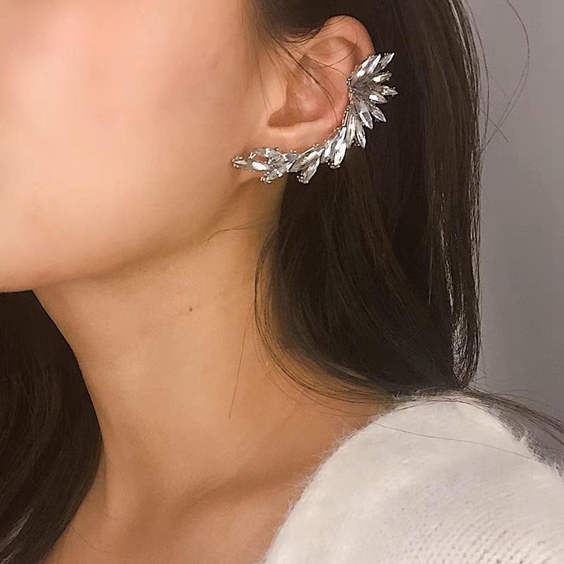 Khuyên tai đính đá một bên kiểu lạ - Arora boutique