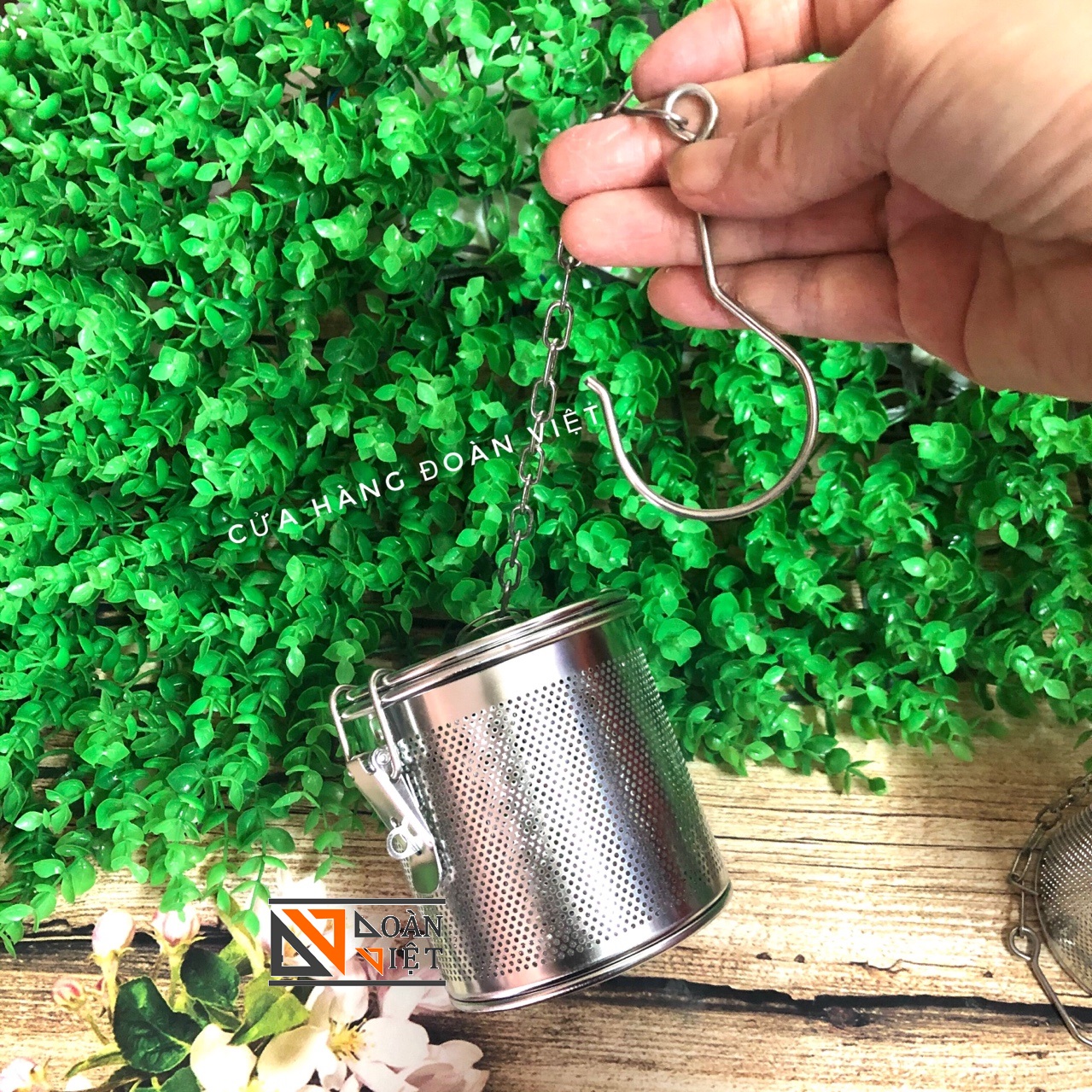 Dụng Cụ Lọc Trà, Lọc Gia Vị INOX Cao Cấp, có móc treo tiện dụng - Size 10cm. Dụng cụ pha chế, chế biến lọc cặn bã xác trà, gia vị thực phẩm NHANH HIỆU QUẢ. Phù hợp cho Nhà hàng Bar, quán ăn, quán nước ĐẲNG CẤP