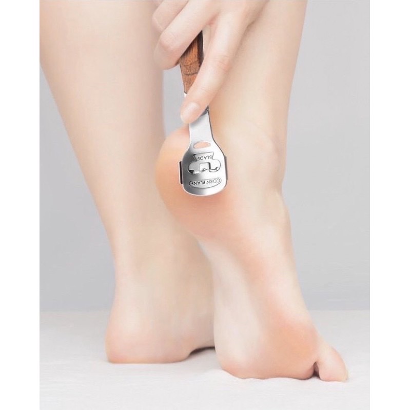 Bộ dụng cụ chà gót chân ,chất liệu inox ,làm sạch da chết giúp gót chân mềm mại ,mịn màng , kèm lưỡi dao cạo có hộp đựng bằng thiếc xinh xắn