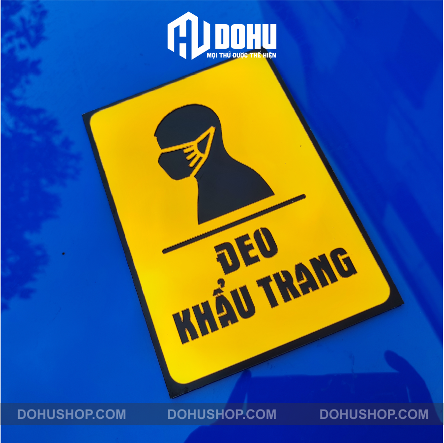 Biển Nhắc Nhở Đeo Khẩu Trang Làm Bằng Gương Vàng DOHU29 - Có sẵn keo dán tường tiện dụng