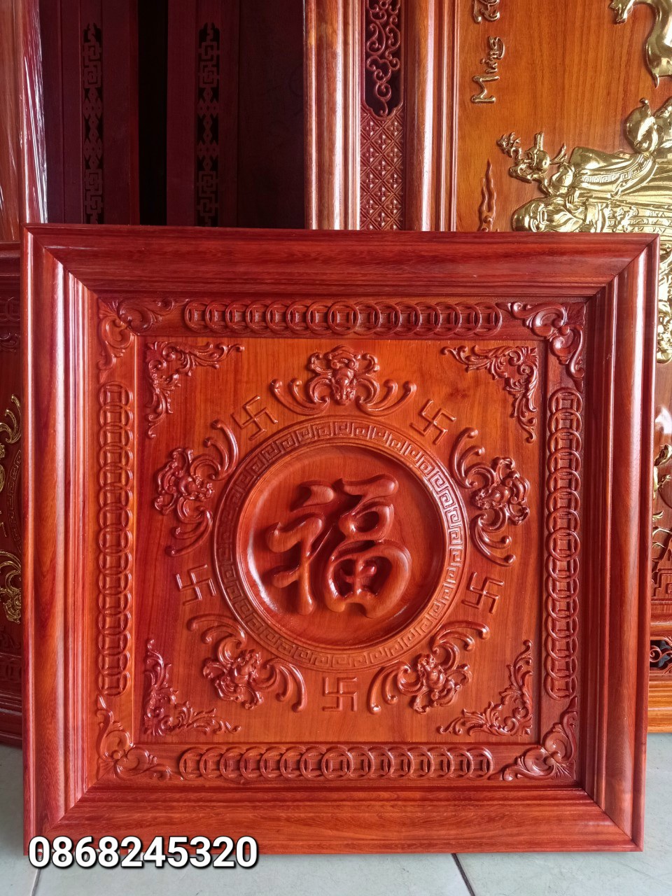 Tranh ngũ phúc lâm môn bằng gỗ hương đỏ kt 61×61×4cm