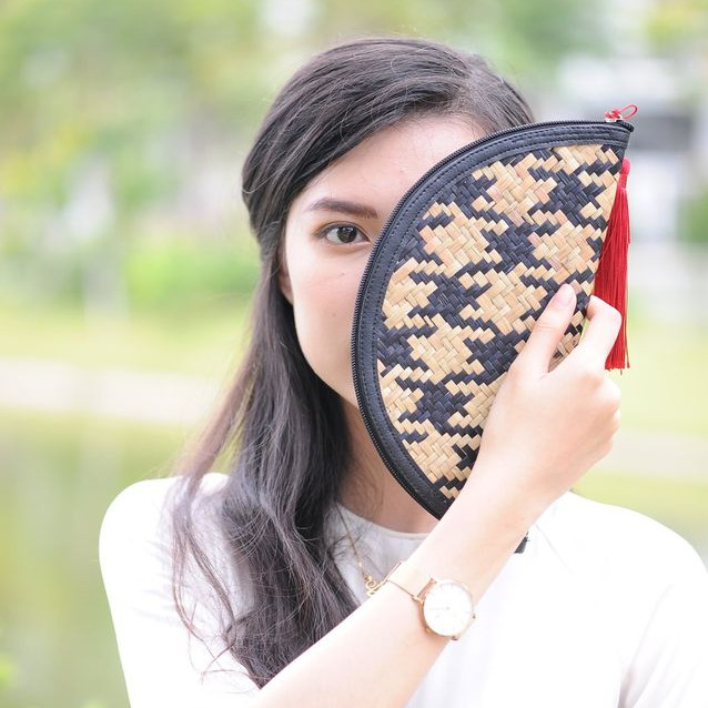 Ví cầm tay Nữ cỏ bàng hình bán nguyệt caro