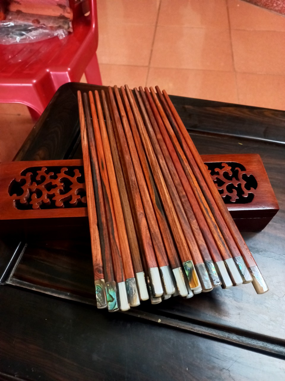 Combo Đũa ăn bằng gỗ trắc đỏ + hộp đũa bằng gỗ hương