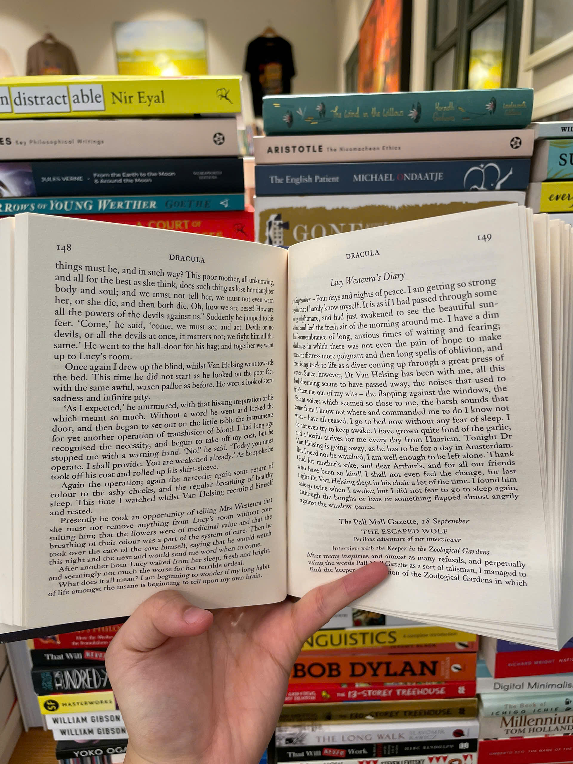 Sách - Dracula by Bram Stoker - Classics/Horror/Fiction book in English - Sách Ngoại Văn nhập khẩu