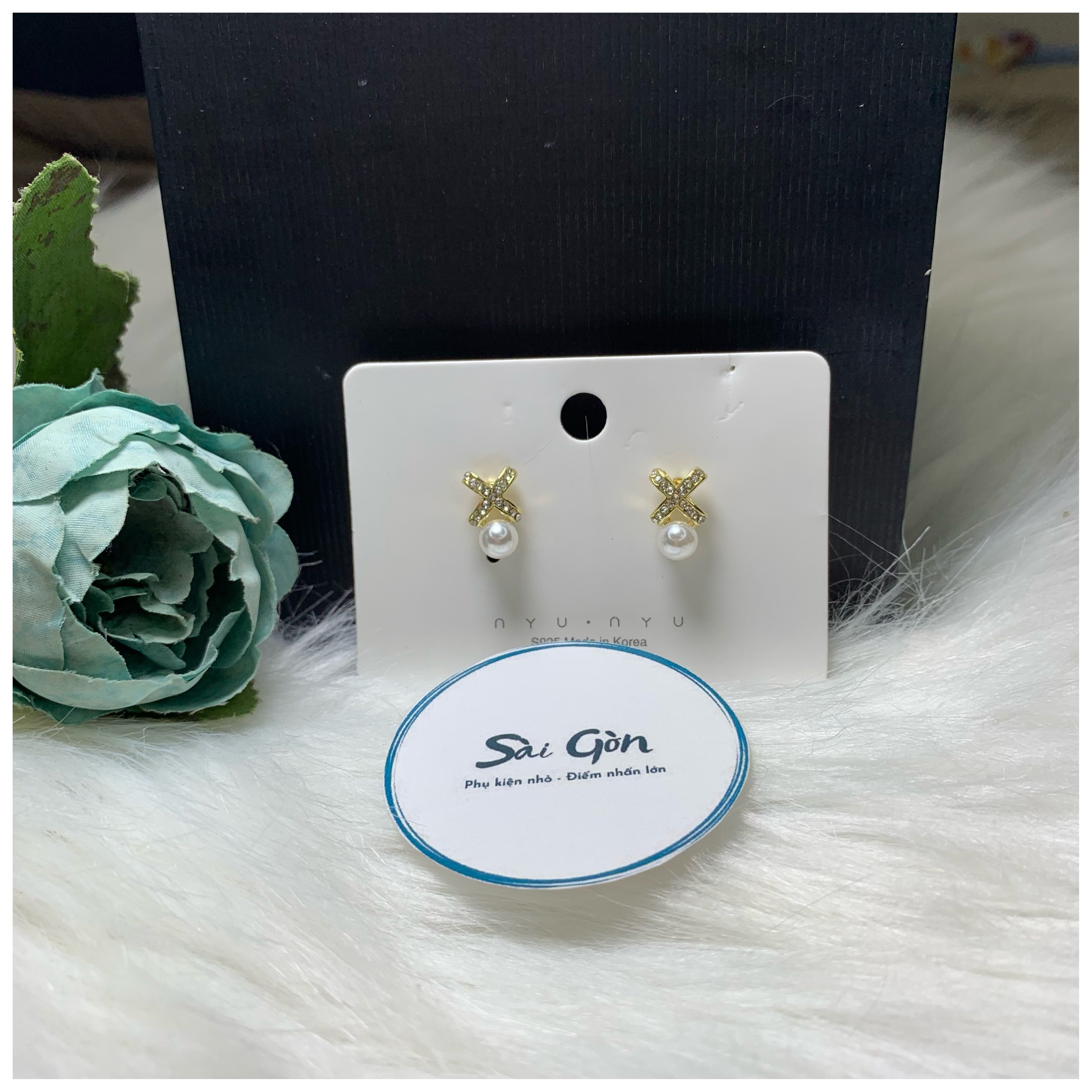 Bông tai chữ X đính đá ngọc trai SAIGON ACCESSORY