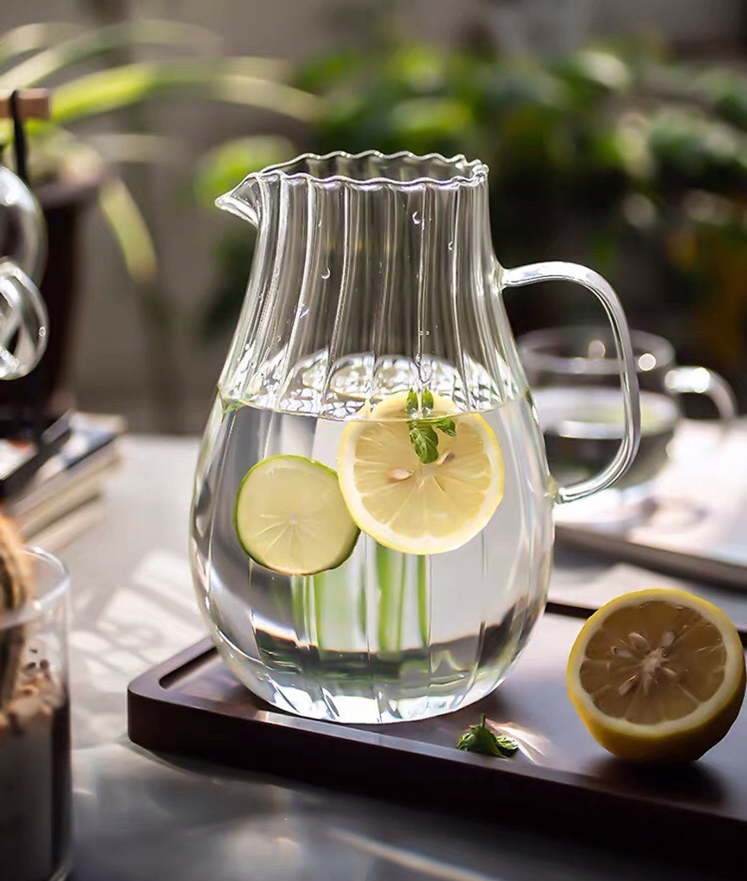 BÌNH NƯỚC THỦY TINH CHỊU NHIỆT TAY VÀNG DUNG TÍCH 2,4L -1,6L CÓ SỌC