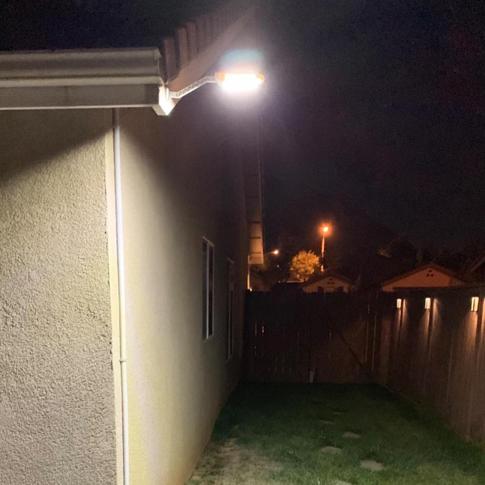 Đèn LED cảm biến chuyển động chạy bằng năng lượng mặt trời với điều khiển từ xa 3 chế độ