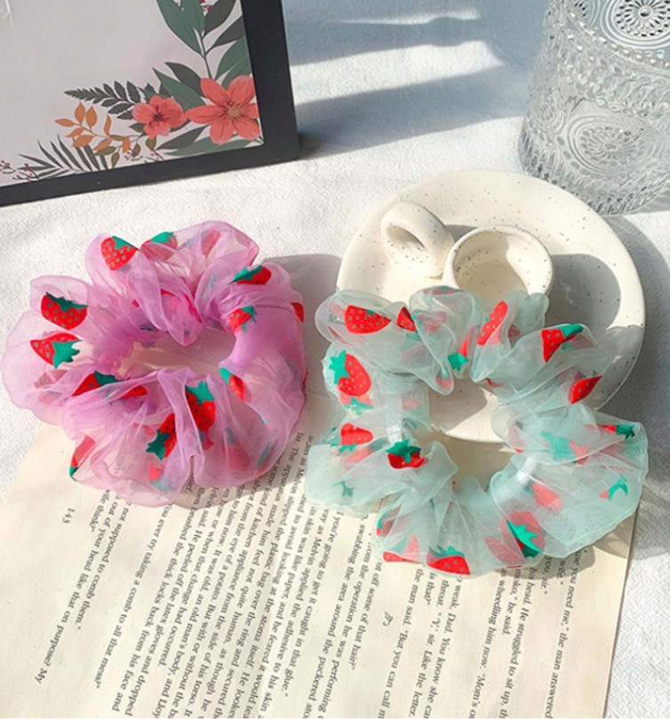 SET 3 DÂY CỘT TÓC SCRUNCHIES VẢI VOAN DÂU TÂY SẮC NÉT TẶNG KÈM MỘT DÂY CỘT TÓC QUẢ BƠ SIÊU DỄ THƯƠNG