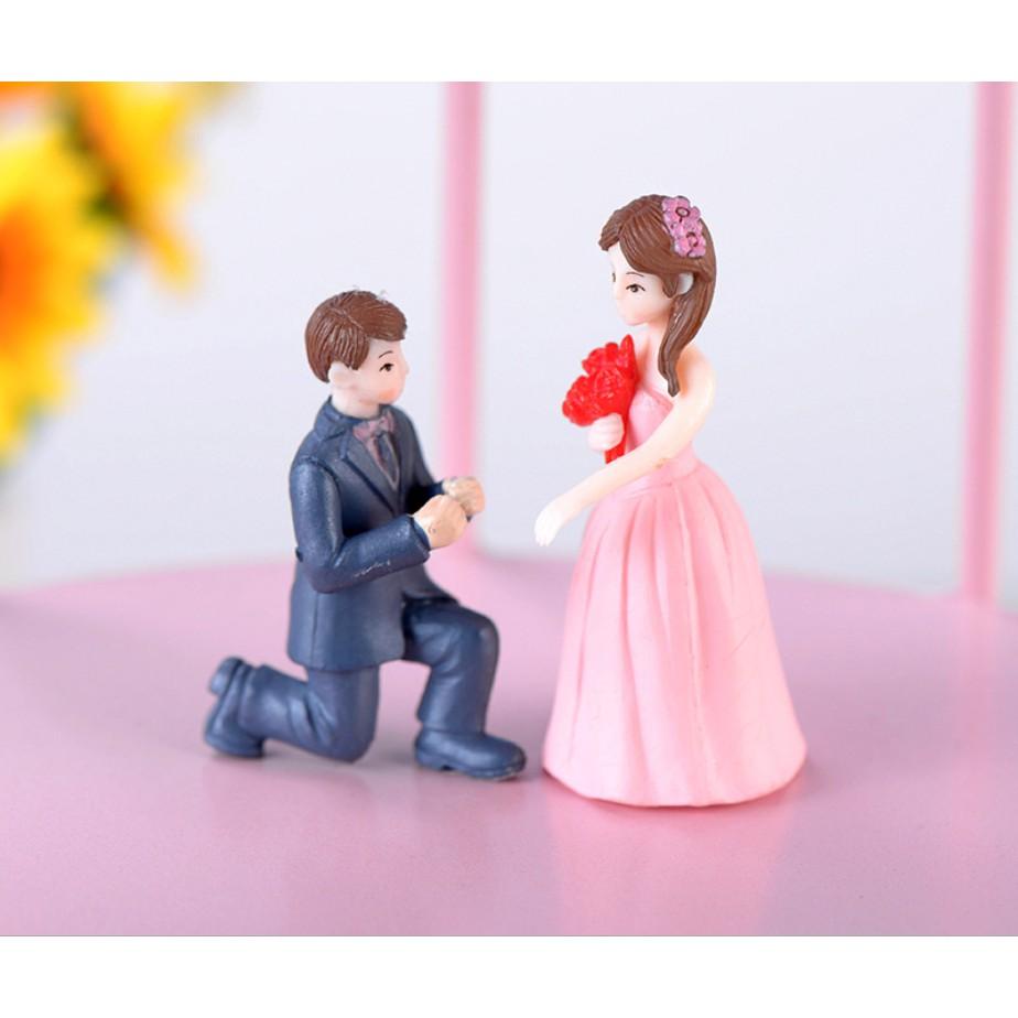 Mô hình đôi nam nữ trong lễ cầu hôn cho các bạn DIY làm trang trí tiểu cảnh, bánh cưới, tiệc đính hôn