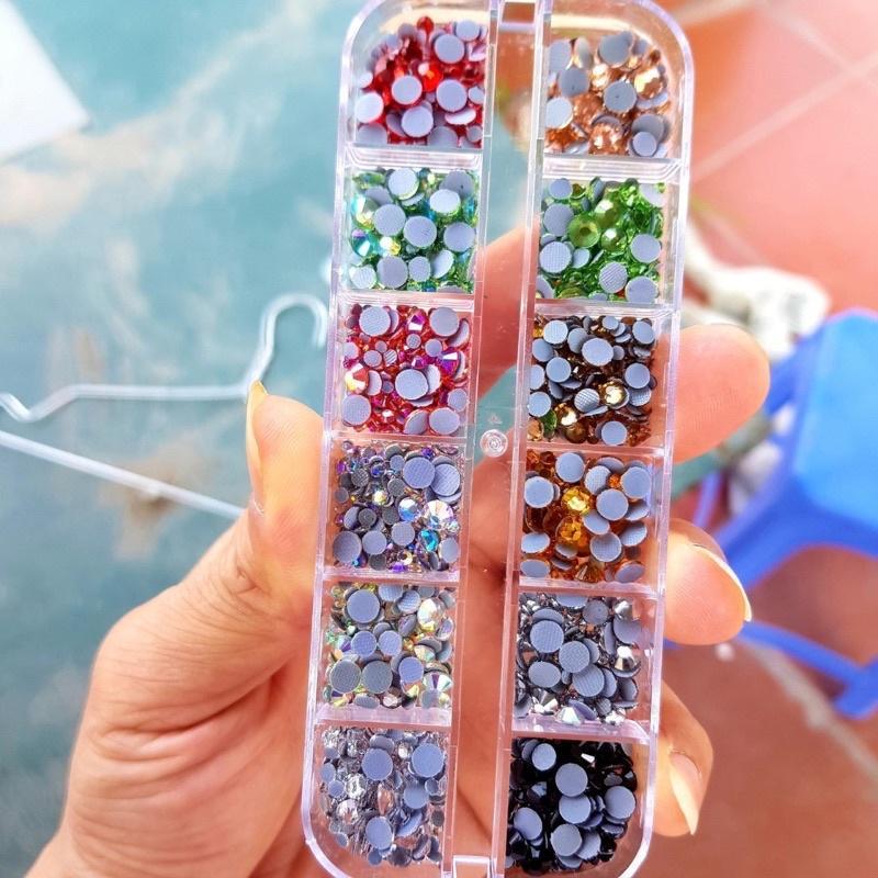 Đá Chân Keo Lưới Gắn Móng, Khay Đá Mix 12 Màu Siêu Sáng Mix Size 1440 Viên Sáng Bền Màu, Tạo Điểm Nhấn Dùng Làm Nail Nữ Women
