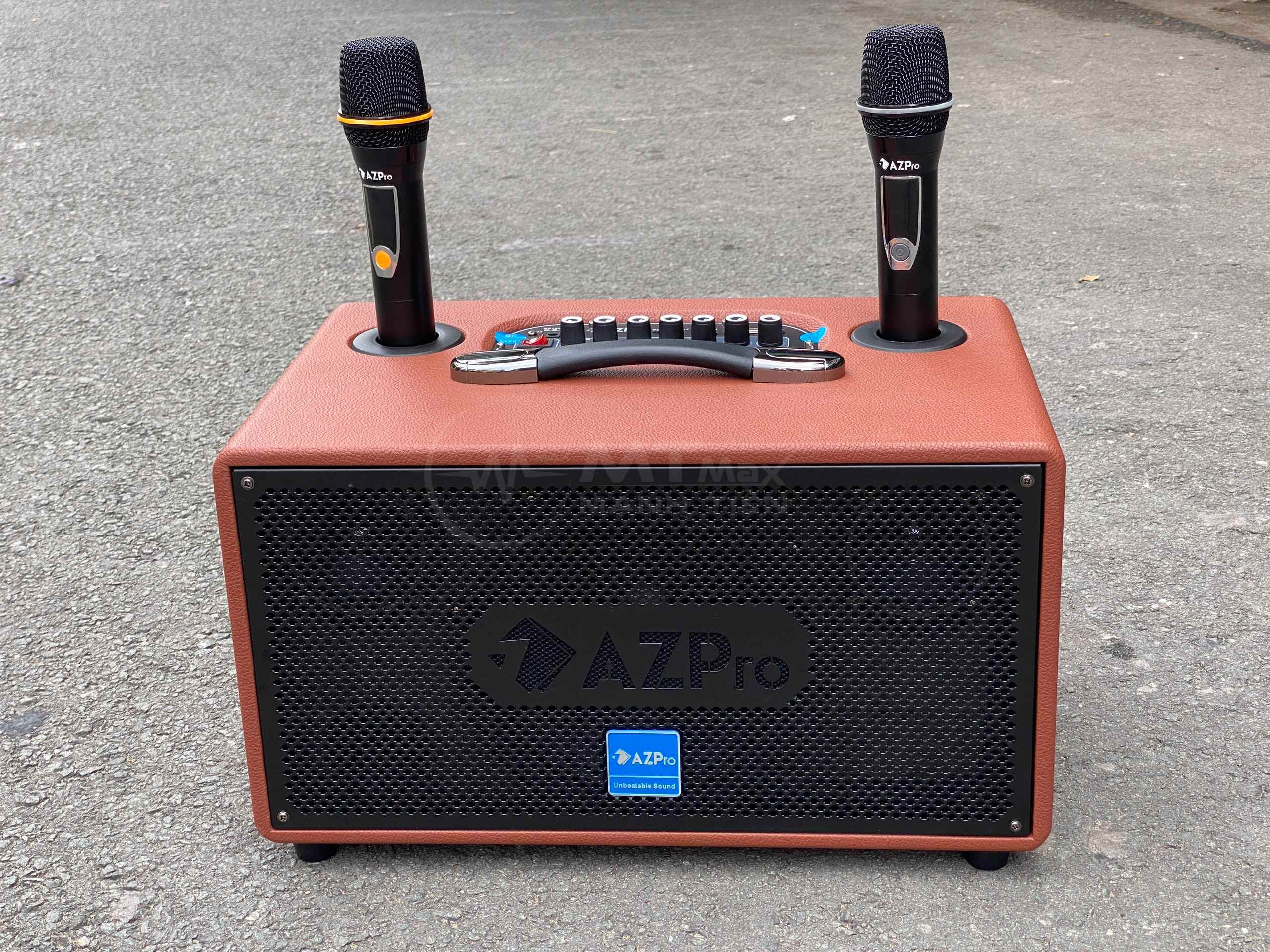 Loa kéo di động AZPro AZ-336 Bass 16 kèm 2 Micro không dây kim loại .Chiếc loa AZ-336 với thiết kế mạnh mẽ vỏ gỗ bọc da tổng hợp, sang trọng, loa bass chắc, âm thanh hơn hẳn các loa ngang tầm giá.
