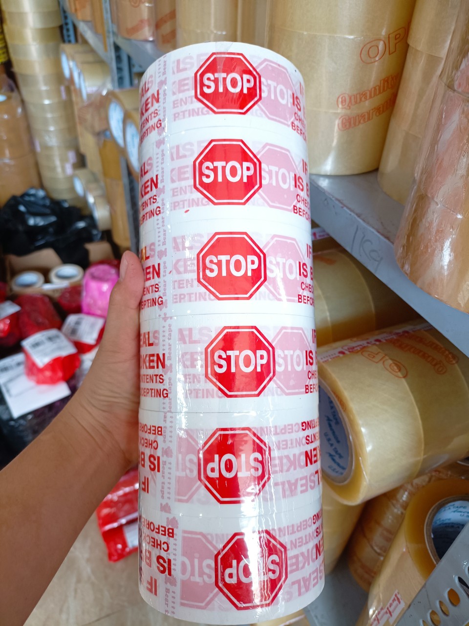 1 cuộn băng keo màu trắng sữa in chữ màu đỏ, băng keo cảnh báo, in chữ STOP