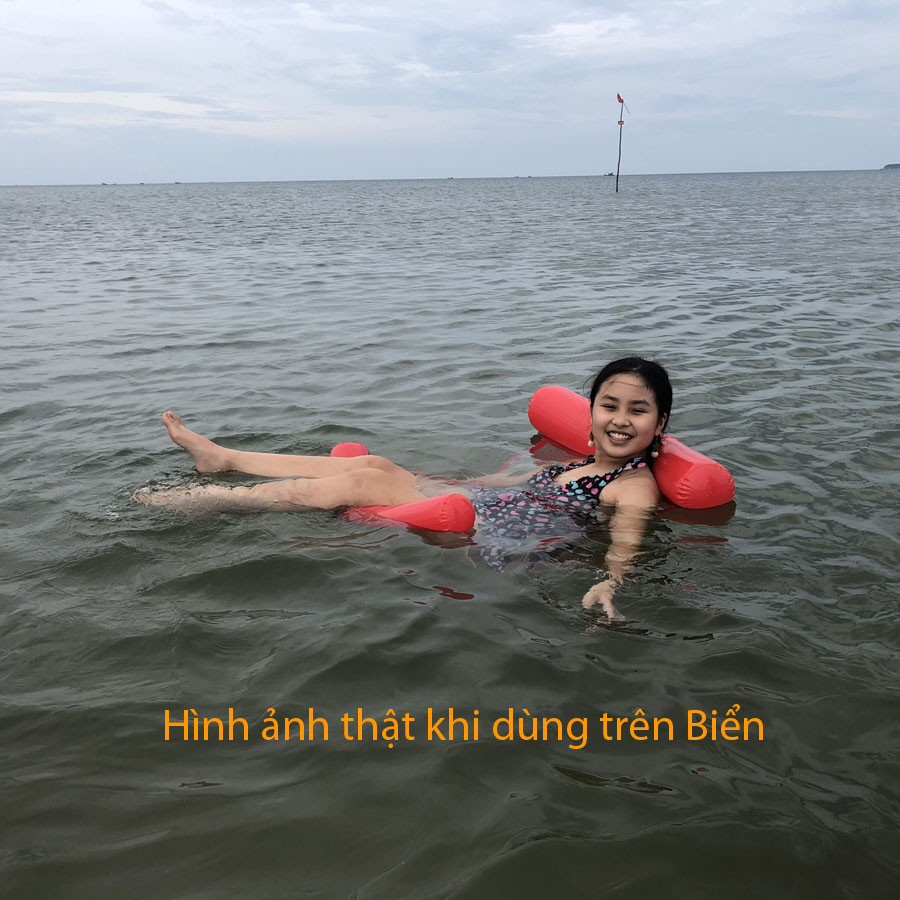 Sofa bơm hơi nằm trên mặt nước độc đáo