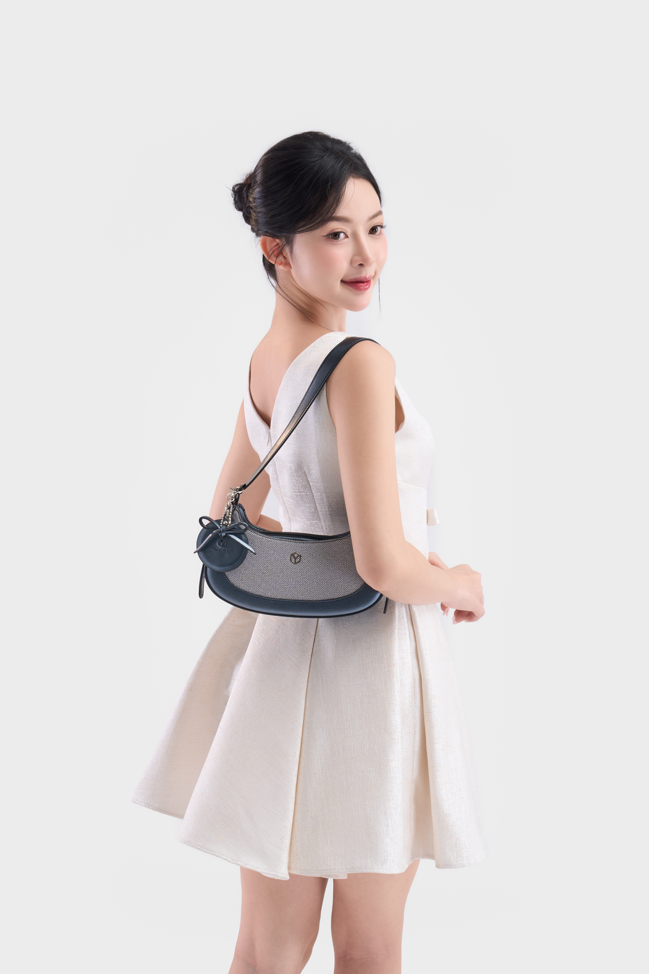 Túi Yuumy ( Thời trang nữ phối gương tròn và nơ xinh xắn - Túi đeo vai da Glossy YN345 )