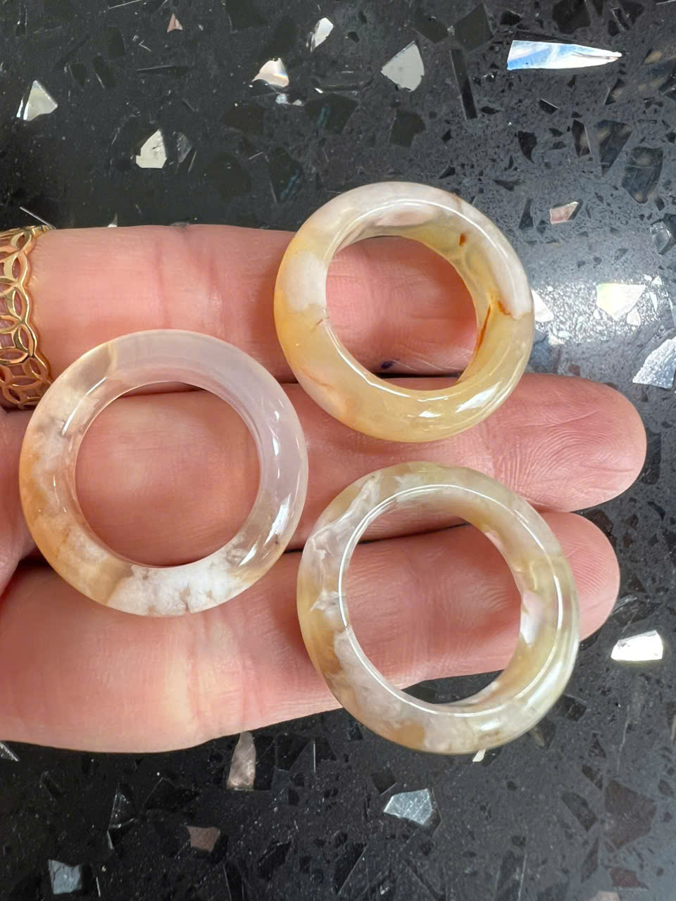 Nhẫn Nữ mới Đá Mã Não Bông Bông Vàng Trắng Đều Bóng Đẹp Ni 18mm Cao 7mm Dầy 4mm Chị em Nữ mệnh Kim mệnh Thủy mệnh Thổ đeo lên tay xinh xắn may mắn ạ