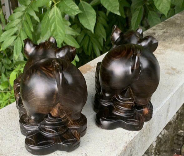 Tượng con heo phong thủy cầu tài lộc bằng gỗ mun hoa kt 20cm