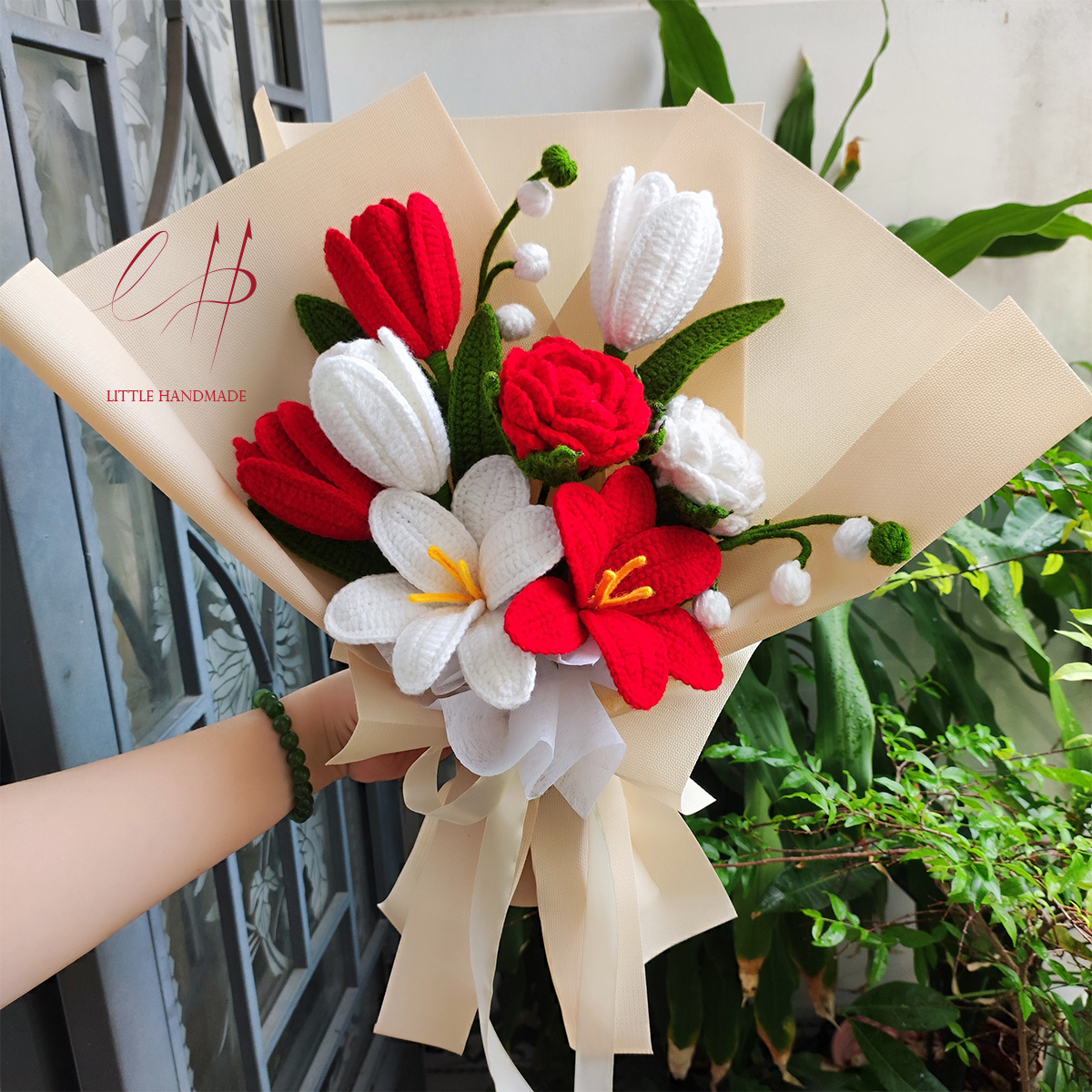 Quà tặng bó hoa tulip và hoa hồng bằng len handmade size vừa