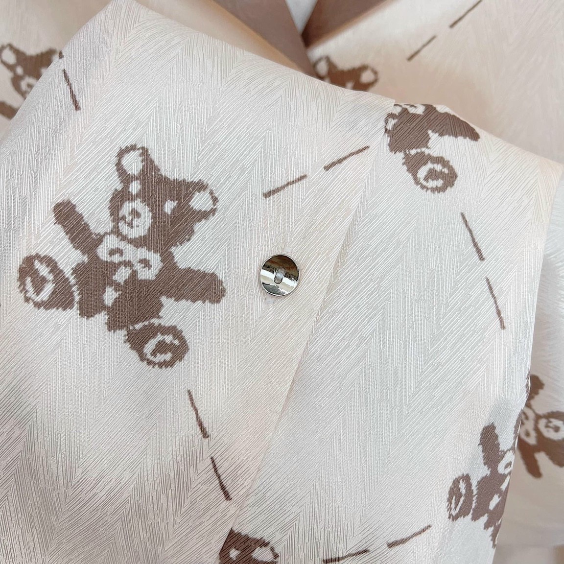 Đồ Bộ Nữ Lụa Xước In Hoạ Tiết Gấu Teddy, Vải Lụa Xước, Màu Vàng Nâu, Tay Dài, Freesize Dưới 57kg