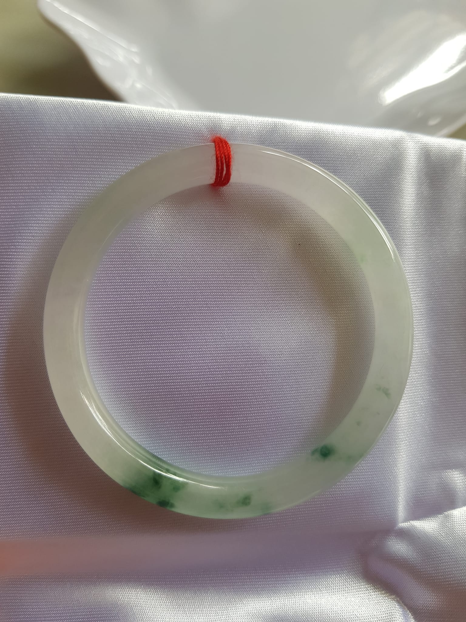 Vòng đeo tay Nữ đá cẩm thạch tự nhiên Tím Lý 50mm x cọng nhỏ 6,2 mm màu trắng bóng 1 bên xanh lý đậm ánh tím nhẹ thiệt đẹp Màu trắng bóng 1 bên xanh lý đậm ánh tím nhẹ thiệt đẹp Nữ cân Nặng 50kg-55kg đeo đẹp ạ
