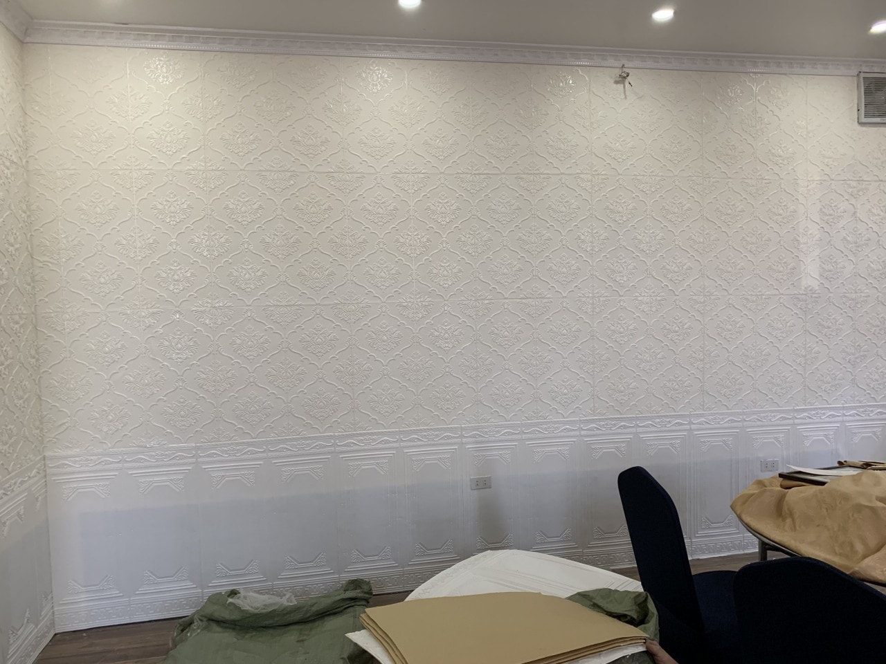Bộ 5 Tấm Xốp Dán Tường Cổ Điển Hoa Sen Trắng 3D 70x70cm Siêu Đẹp, Sang Trọng, Hàng Loại 1