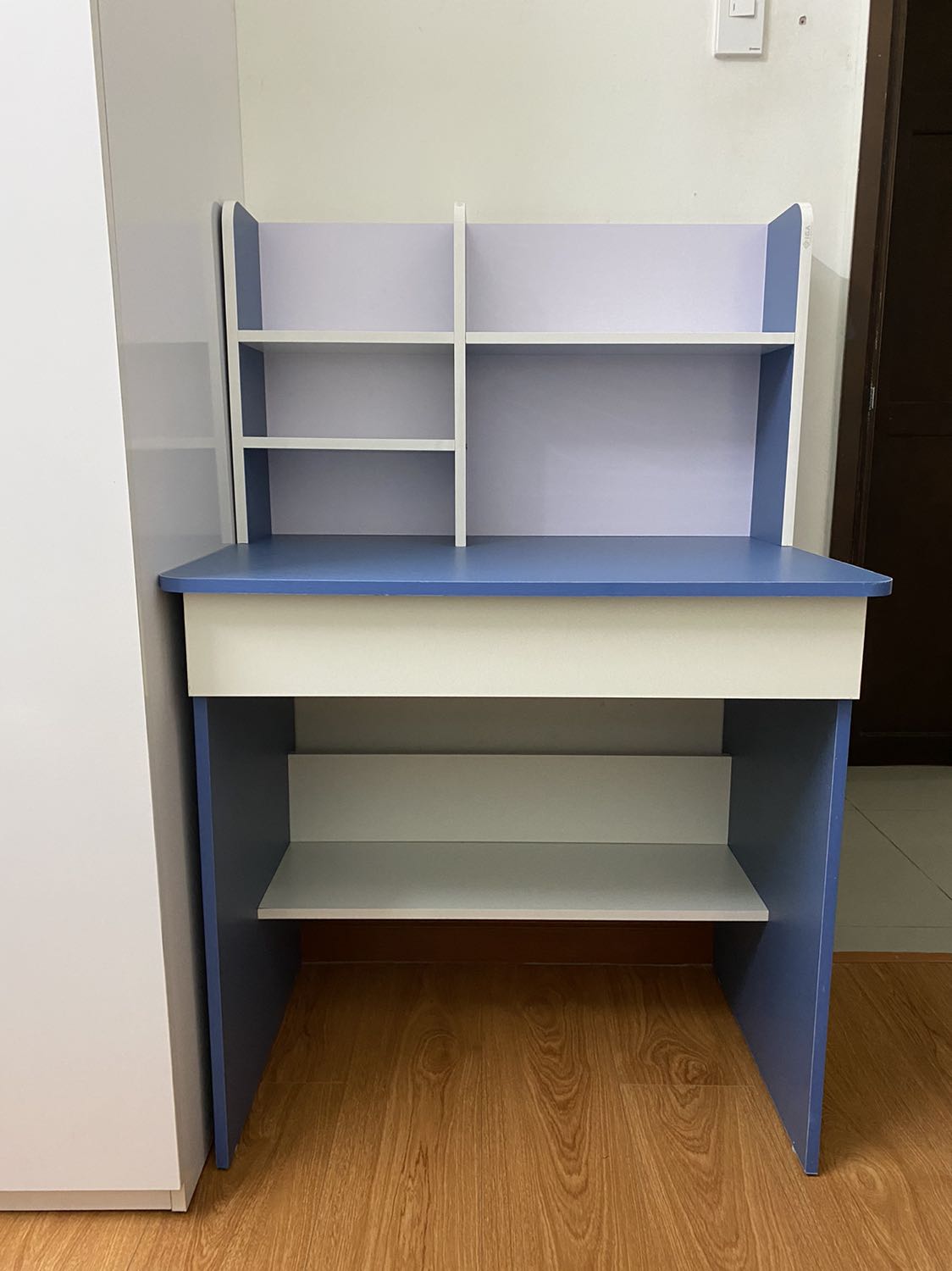 Bàn Làm Việc Kèm Kệ Sách Cho Bé Chất Liệu Gỗ MDF Phủ Melamin An Toàn Chống Xước - GP135