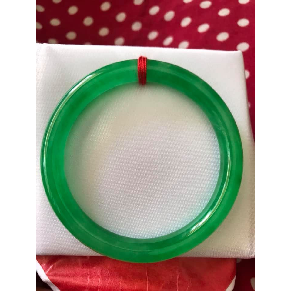 CHIẾC VÒNG TAY PHONG THỦY ĐÁ CẨM THẠCH LÝ ĐẸP K 54MM x DẦY 8MM MÀU XANH LÁ ĐỀU BÓNG ĐẸP NỮ MỆNH HỎA MỘC NỮ CÂN NẶNG 53kg đến 64kg Đeo Đẹp Tay ạ