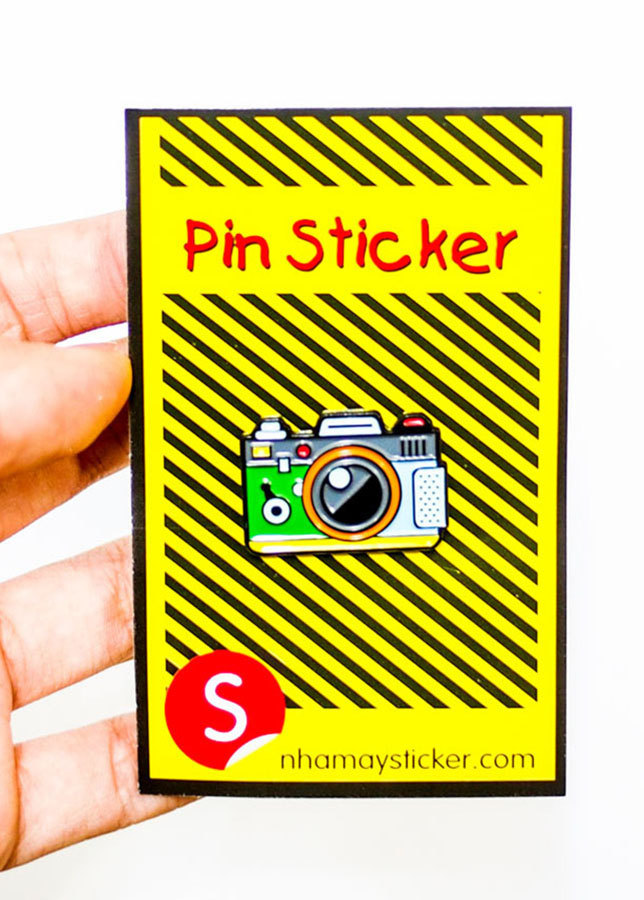 Camera máy chụp hình màu xanh - Pin sticker ghim cài áo