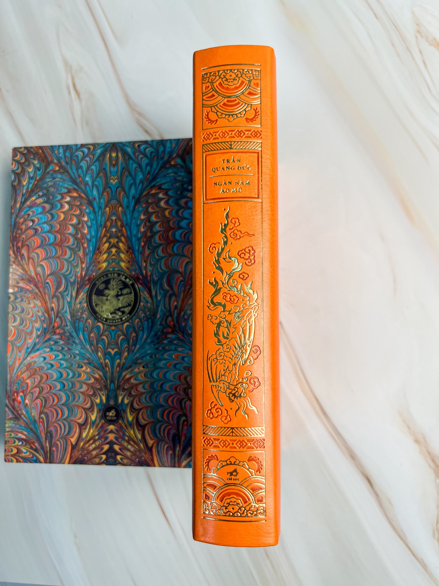 ẤN BẢN BÌA DA PU CAO CẤP VÀ GIỚI HẠN - NGÀN NĂM ÁO MŨ - TRẦN QUANG ĐỨC -