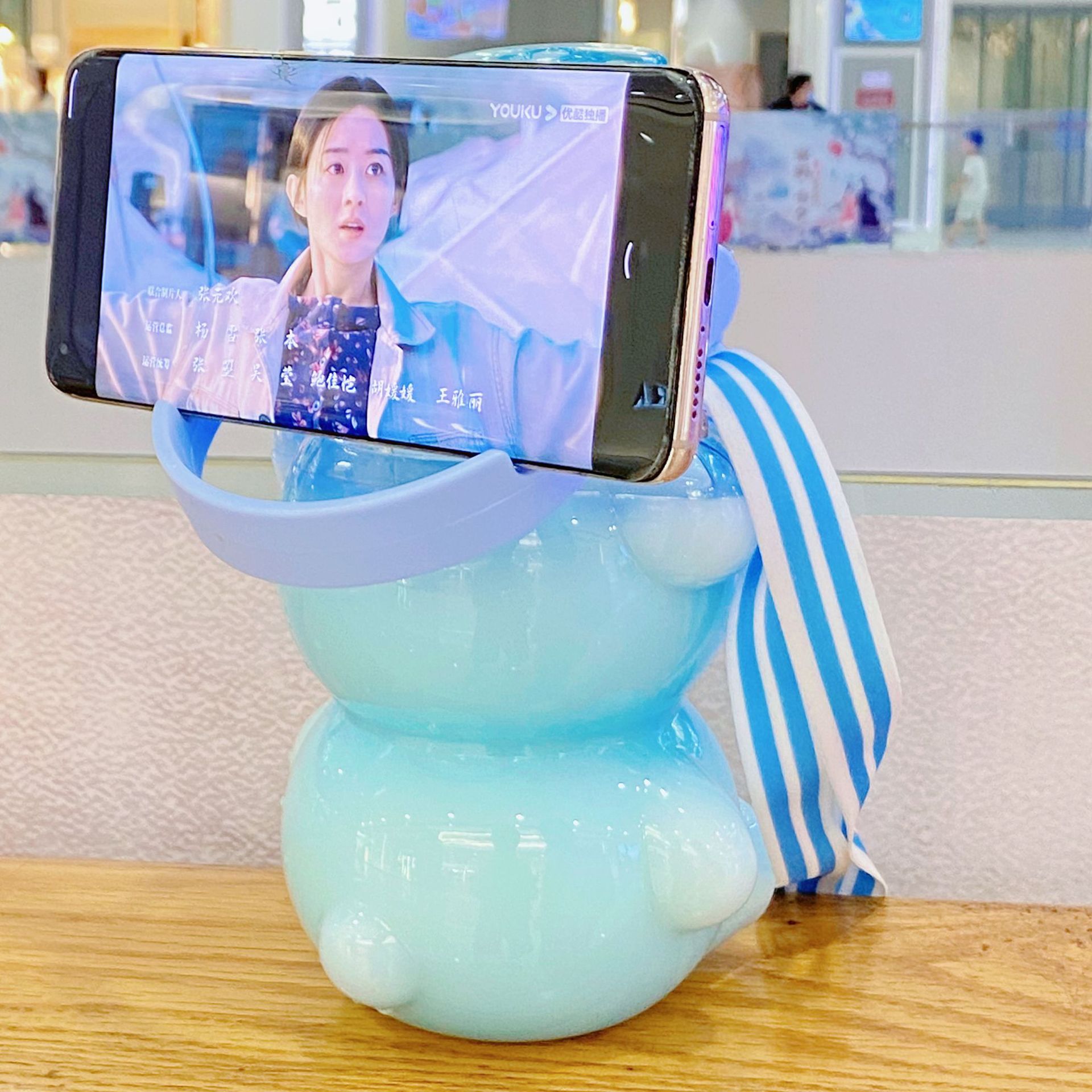 Bình Đựng Nước 1100ml Hình Gấu Dễ Thương Có Dây Đeo Kèm Sticker