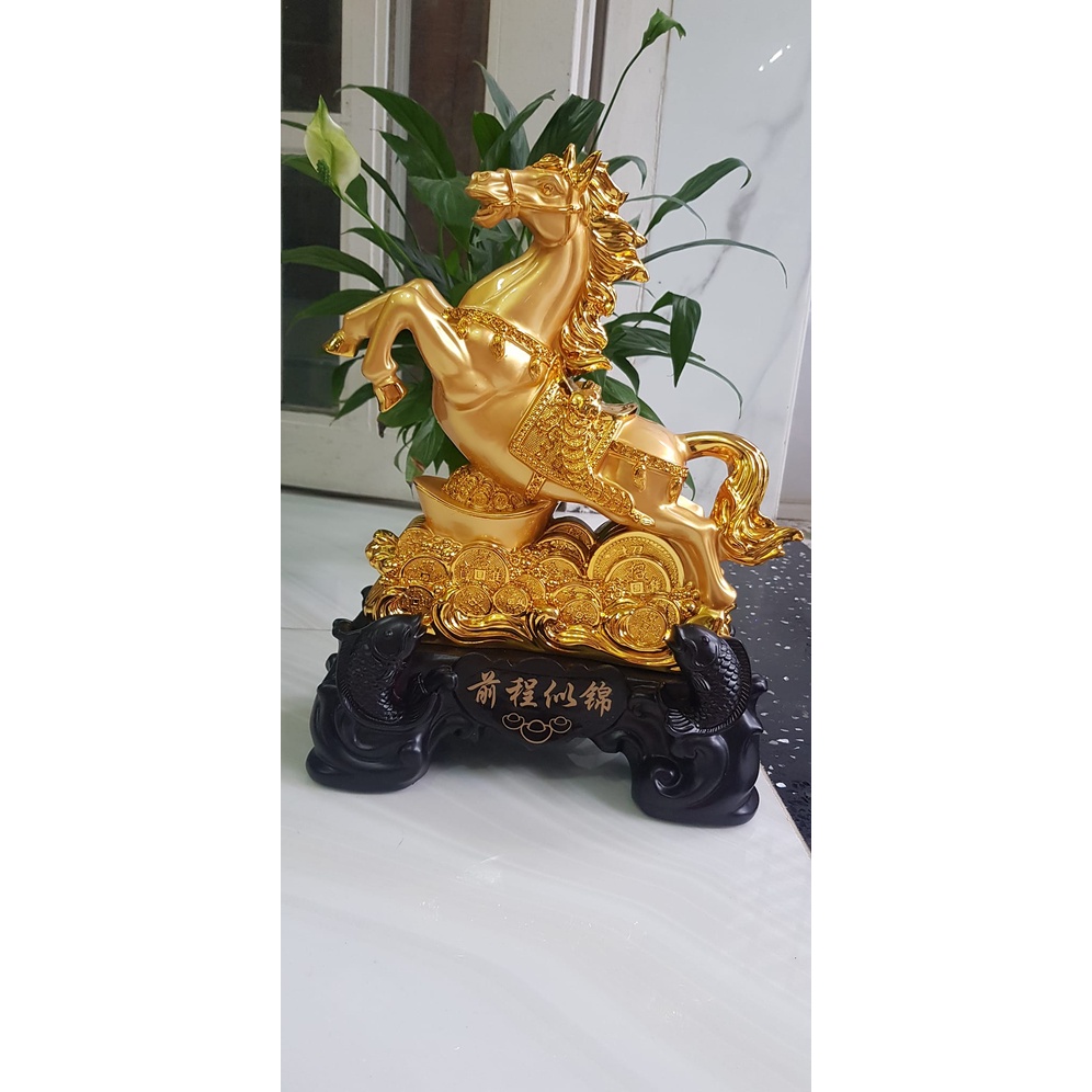 Tượng Ngựa Phong Thuỷ Vàng Đứng Thỏi Xiền Vàng To Đầy Vàng ở dưới 2 Con Cá Chép Ngồi Vẫy đuôi đế gỗ Size cao 36cm x Ngang 27cm x Sâu 15cm Biểu Tượng Mã Đáo Thành Công Tiền Tài Lộc vào Đầy Túi Trưng Phòng Khách Nhà, công ty , quà tặng ý nghĩa ạ