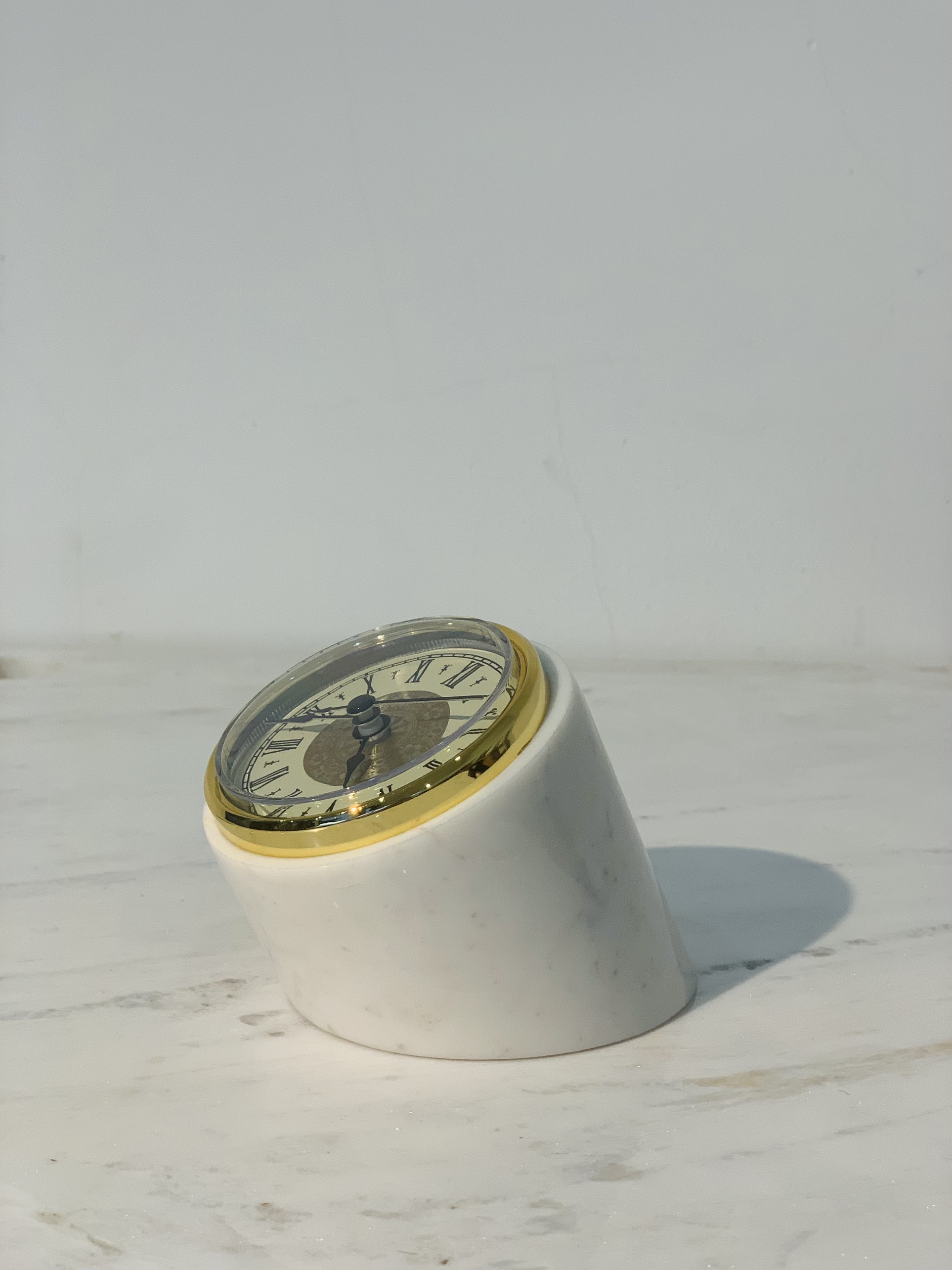 Đồng hồ để bàn đá tự nhiên DH05 tròn nhỏ màu Trắng sữa