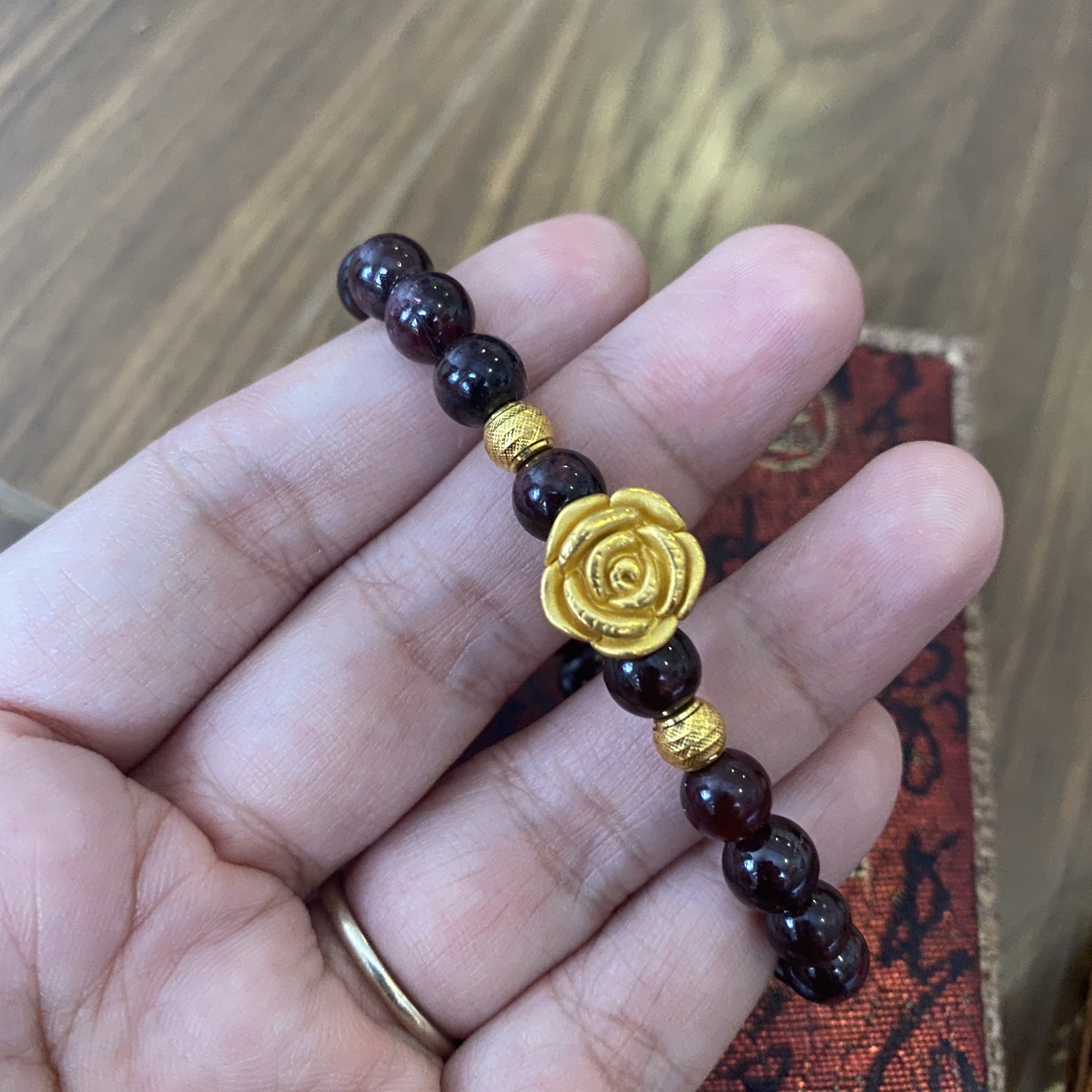 Vòng Đá Thạch Hồng Lựu 8 Ly Mix Charm Hoa Hồng Bi vàng 24K