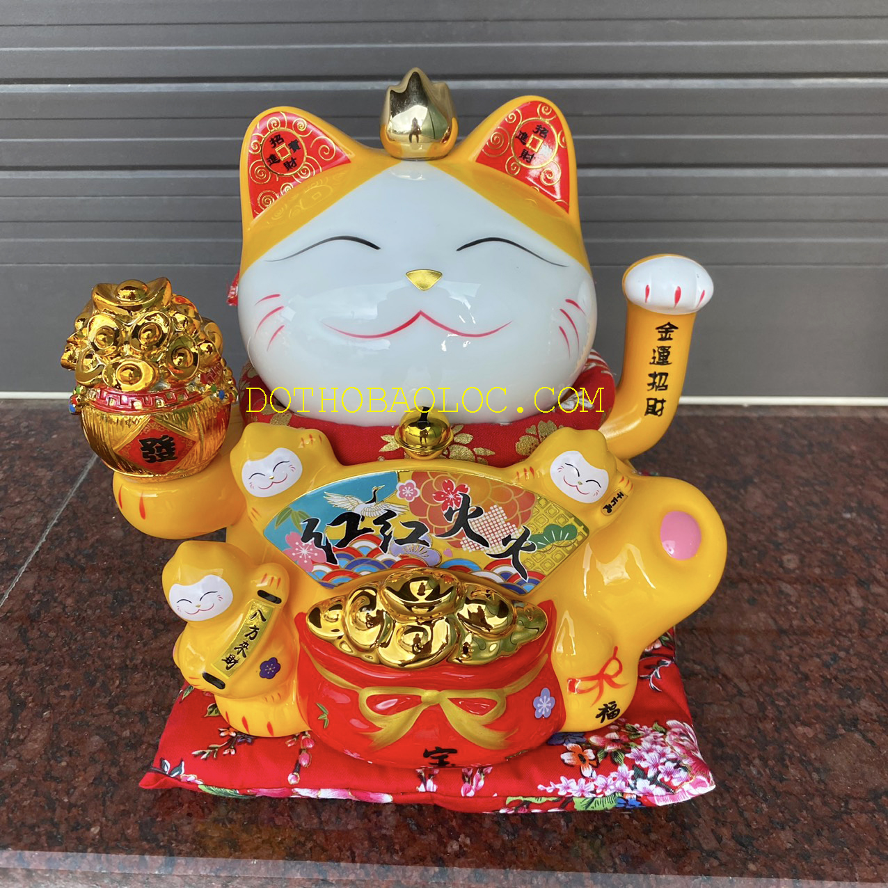 Mèo Thần Tài Hồng Phúc Tề Thiên mang lại may mắn cho gia chủ Cao 18cm - 2 màu: Vàng và Đỏ
