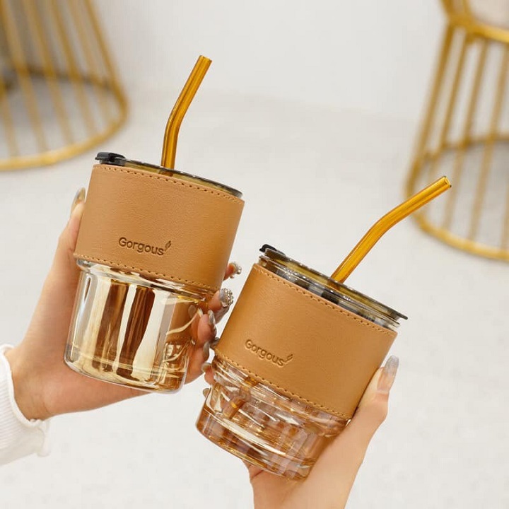 Cốc thuỷ tinh vỏ da có nắp và ống hút,đẹp dung tích 450ml